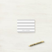 Grijs en wit Classic Stripes Monogram Post-it® Notes (Op bureau)