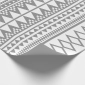 Grijs en wit Geometrisch Aztec Patroon Cadeaupapier (Hoek)