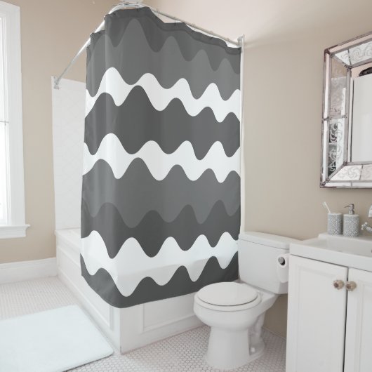 Grijs en wit horizontaal golvenpatroon douchegordijn (In situ)