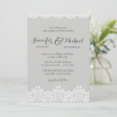 Grijs en wit kant Elegante bruiloft uitnodiging (Staand voorkant)