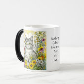 Grijs en Wit Kitty Kat Zittend in Bloemen Magische Mok (Voorkant links)