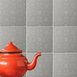 Grijs en wit Klassic Elegant  Damask Tegeltje<br><div class="desc">Klassieke  decoratieve tegel met witte ornamenten op een grijze achtergrond.</div>