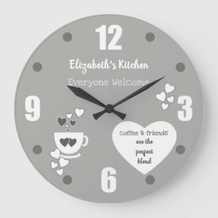 Grijs en wit met een naam koffiebeker en hart grote klok