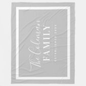 Grijs en wit Modern Boerderij Familie Monogram Fleece Deken (Voorkant)