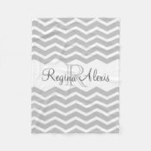 Grijs en Wit Monogram Naam Keepsake Chevron Fleece Deken (Voorkant)