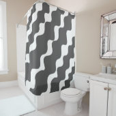 Grijs en wit schuin aflopende golven patroon douchegordijn (In situ)