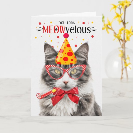 Grijs en Wit Tabby Kat MEOWvelous Verjaardag Kaart (Gele Bloem)