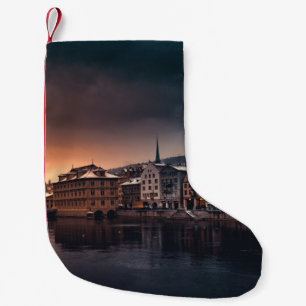 GRIJS- EN WITCONCRETE BOUWEN NAAR DE KANT VAN HET  KLEINE KERSTSOK