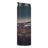 GRIJS- EN WITCONCRETE BOUWEN NAAR DE KANT VAN HET THERMOSBEKER (Geroteerd rechts)