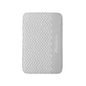 Grijs En Witte Golvende Chevron Zigzag Met Naam Badmat (Voorkant Verticaal)
