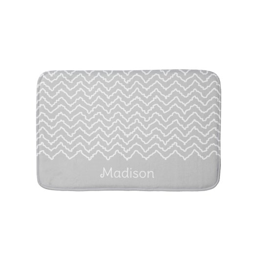 Grijs En Witte Golvende Chevron Zigzag Met Naam Badmat (Voorkant)