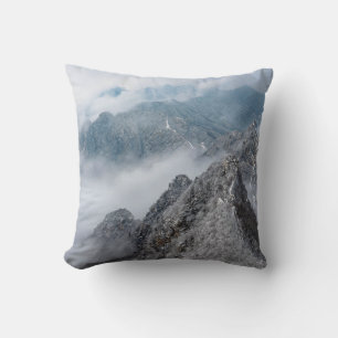 GRIJS- EN WITTE MOUNTAIN ONDER WITTE KLEUTEN TIJDE KUSSEN