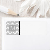Grijs en Witte Zigzags met aangepast monogram. Etiket (Insitu)
