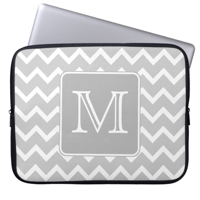 Grijs en Witte Zigzags met aangepast monogram. Laptop Sleeve (Voorkant)