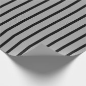 Grijs en zwart gestreept cadeaupapier (Hoek)