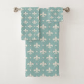 Grijs Fleur De Lis patroon op turquoise achtergron Bad Handdoek (Insitu)