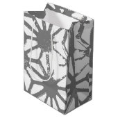 Grijs geometrisch patroon medium cadeauzakje (Voorkant Gekanteld)