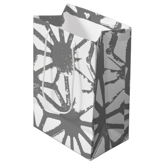 Grijs geometrisch patroon medium cadeauzakje (Voorkant Gekanteld)