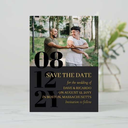 Grijs & Gouden Typografie Huwelijksfoto Sla de Dat Folie Uitnodiging (Staand Voorkant)