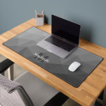 Grijs Gradiënt Geometrisch Mesh Patroon monogram Bureaumat<br><div class="desc">Monogram Personaliseer met uw aangepaste initiaal en naam. Unieke coole bureaumat voor zijn kantoor,  kamer,  werk,  man grot,  gameruimte.. Grijs Gradiënt Geometrisch Mesh Patroon. Subtiel modern design Elegant en cool driehoekig geometrisch gaas met zwart wit grijs verloop.</div>