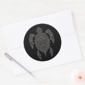 Grijs Haida Spirit Zee Schildpad op Zwart Ronde Sticker (Envelop)