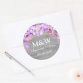 Grijs Hout Paarse Lila Bloemen Monogram Bruiloft L Ronde Sticker (Envelop)