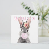 Grijs konijn blazen bubble kauwgom met anemoon blo (Staand voorkant)