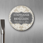 Grijs & Linnen Beige Damast Patroon Bruiloft Favor Magneet<br><div class="desc">Een klassiek patroon in trendy kleuren die u met uw eigen verjaardagsdata kunt personaliseren. Klik op de knop Aanpassen om de illustratie indien nodig aan te passen.</div>