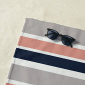 Grijs marineblauw roze kuststrepen monogram strandlaken (In situ)