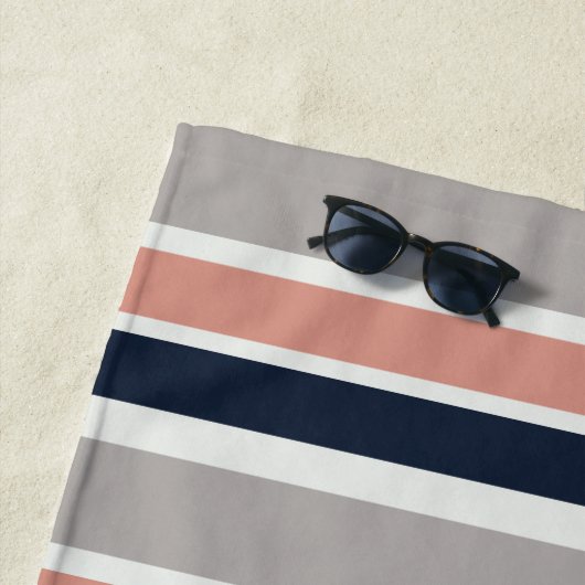 Grijs marineblauw roze kuststrepen monogram strandlaken (In situ)