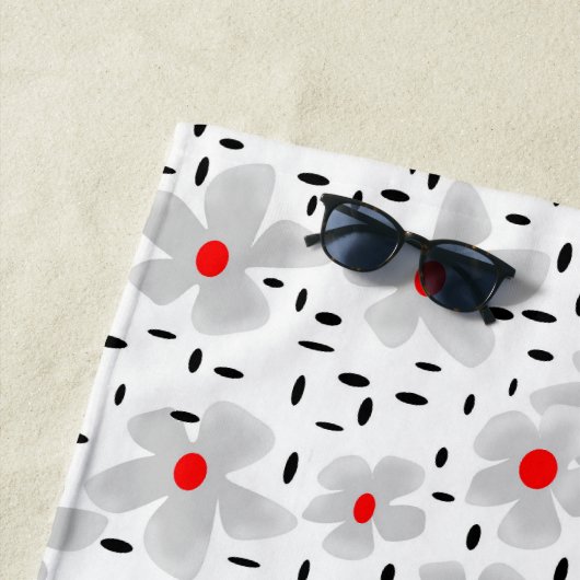 Grijs met rode bloemen op witte achtergrond retro strandlaken (In situ)