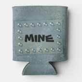 Grijs metaal met tekst bord op koelbox blikjeskoeler (Voorkant)