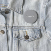 Grijs minimalistisch aangepaste naam ronde button 5,7 cm (In situ)