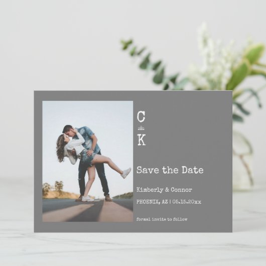 Grijs Minimalistisch Monogram Foto Save The Date (Staand voorkant)