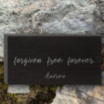 Grijs op Black Trendy vergeven. Aangepaste prijsop Houten Kist Print<br><div class="desc">U kunt uw eigen gepersonaliseerde stijlvolle bord maken met een naam of datum onderaan en uw aangepaste korte inspirerend quote of bijbelvers. Deze minimalistische grijze op zwart in de moderne typografie is een Christelijk geloofscitaat, "Vergeven. Vrij. Voor altijd." Dit inspirerend spirituele citaat verwijst naar de vergeving en de vrijheid die...</div>
