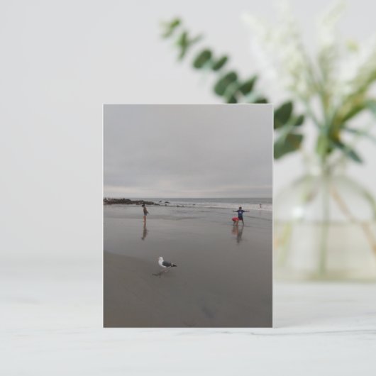 Grijs op het strand briefkaart (Staand voorkant)