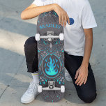 Grijs Owl Koel Aangepaste Aangepaste Naam Persoonlijk Skateboard<br><div class="desc">Gray Owl Cool Modern Custom Personalized Name Skateboard kenmerkt uw gepersonaliseerde naam in moderne blauwe typografie met grijze uil en blauw vuur op een donkergrijze achtergrond. Personaliseer door de tekst in het verstrekte tekstvakje uit te geven. Geef een aangepast geschenk, een gepersonaliseerd skateboard aan je favoriete skateboarder voor Kerstmis, verjaardag...</div>