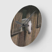 Grijs Paard bij de Stabiele Deur Ronde Klok (Hoek)