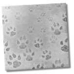 Grijs Paw Patroon Tegeltje<br><div class="desc">Het boeiende paw print patroon in dit ontwerp heeft een unieke ruwe esthetiek met een algemene kleur van wit en lichtgrijze contrasten. Dit opvallende samenspel van gemengde pootafdrukken voegt een vleugje rustieke charme toe aan de algehele esthetiek. Of je nu een huisdier liefhebber of eigenaar bent, of een dierenarts, kinderlokker...</div>