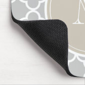 grijs Quatrefoliepatroon, beige monogram Muismat (Hoek)