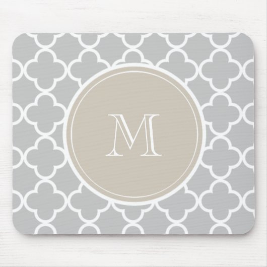 grijs Quatrefoliepatroon, beige monogram Muismat (Voorkant)
