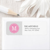 Grijs & Roze Modern Chevron Custom Monogram Etiket (Insitu)