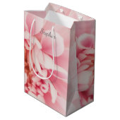 Grijs script naam, grote roze bloem medium cadeauzakje (Achterkant Gekanteld)