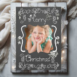 Grijs Scrolls Chalkboard Vakantie Fotokaart Feestdagenkaart<br><div class="desc">Een krijtbord look achtergrond met prachtige rollen en sterren van grijze en witte tekst die "Merry Christmas" op de voorkant en "May all your days be merry & bright" op de achterkant leest. Deze prachtige aangepaste kerstkaart heeft verschillende sterrenvogels, een ornament in een nestontwerp en gebieden waar u gemakkelijk jouw...</div>
