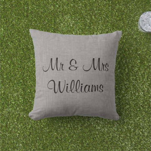 Grijs "We Did" Monogrammed Outdoor Kussen (Gras)