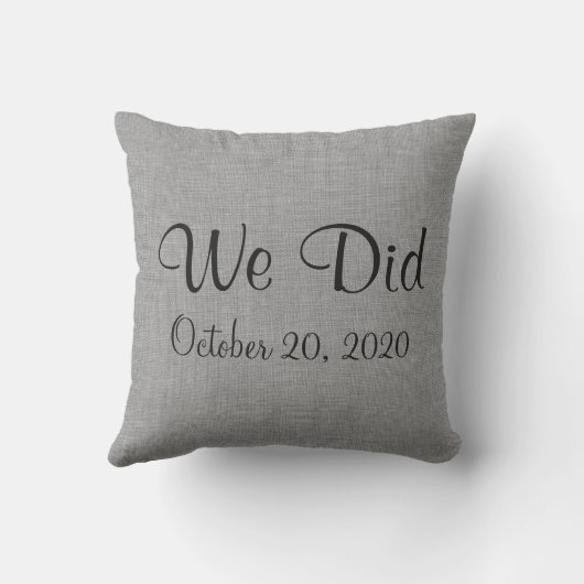 Grijs "We Did" Monogrammed Outdoor Kussen (Achterkant)