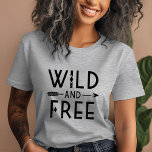 Grijs Wild en Gratis T-shirt<br><div class="desc">Omarm een gedurfde en avontuurlijke geest met onze aangepaste kleding en geschenken met een trendy zwart-wit "Wild and Free" typografie-afbeelding in combinatie met een stijlvol boho-pijlontwerp. Ideaal voor vrijdenkers en liefhebbers van moderne,  minimalistische design,  deze items maken een geweldige statement voor elke gelegenheid.</div>