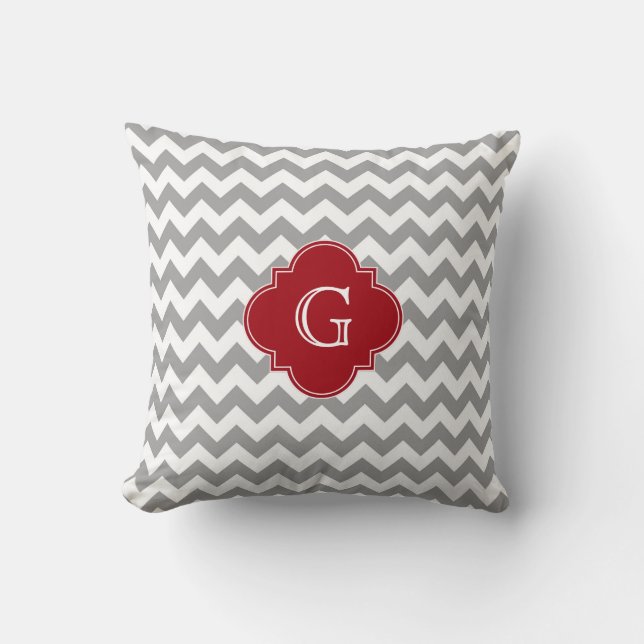 Grijs Wit Chevron Kranberryrood Vierblad Monogram Kussen (Voorkant)