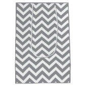 Grijs & Wit Dik Chevron Huwelijk Verjaardag V2 Medium Cadeauzakje (Achterkant)