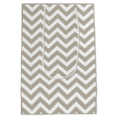 Grijs & Wit Dik Chevron Huwelijk Verjaardag V4 Medium Cadeauzakje (Achterkant)